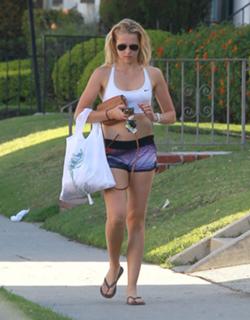 Teresa Palmer feet photo thumbnail