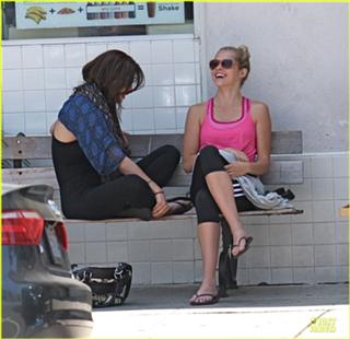 Teresa Palmer feet photo thumbnail
