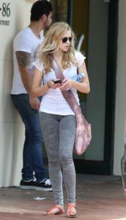 Teresa Palmer feet photo thumbnail