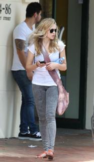 Teresa Palmer feet photo thumbnail