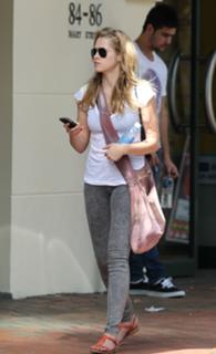Teresa Palmer feet photo thumbnail