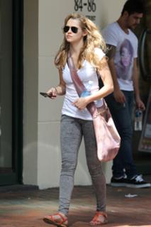 Teresa Palmer feet photo thumbnail