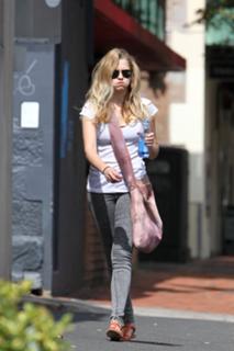 Teresa Palmer feet photo thumbnail