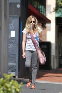 Teresa Palmer feet photo thumbnail