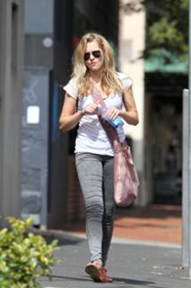 Teresa Palmer feet photo thumbnail