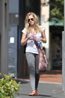 Teresa Palmer feet photo thumbnail