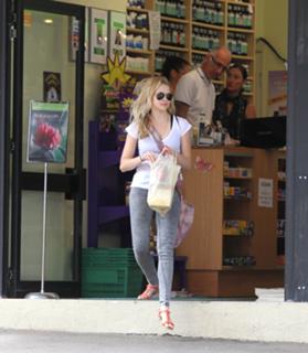 Teresa Palmer feet photo thumbnail