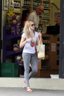 Teresa Palmer feet photo thumbnail