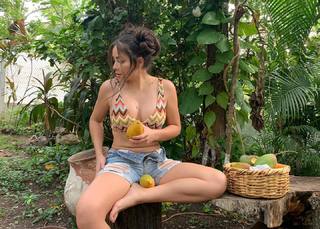 Teresa Ruiz feet photo thumbnail