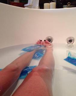Teri Hatcher feet photo thumbnail