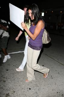 Teri Hatcher feet photo thumbnail