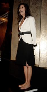Teri Hatcher feet photo thumbnail