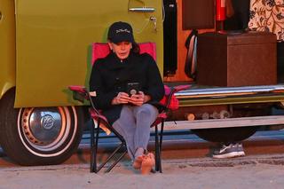 Teri Hatcher feet photo thumbnail