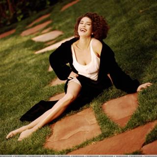 Teri Hatcher feet photo thumbnail