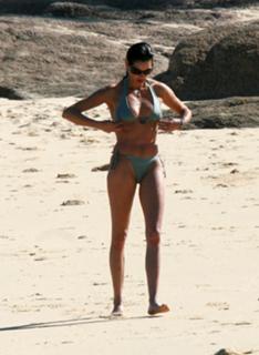 Teri Hatcher feet photo thumbnail