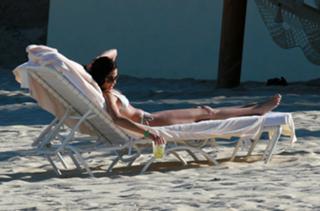 Teri Hatcher feet photo thumbnail