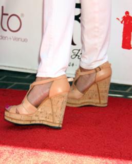 Teri Hatcher feet photo thumbnail