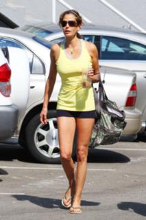 Teri Hatcher feet photo thumbnail
