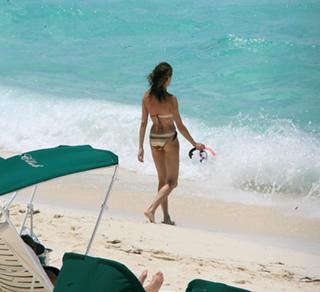 Teri Hatcher feet photo thumbnail