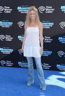 Teri Polo feet photo thumbnail