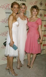 Teri Polo feet photo thumbnail