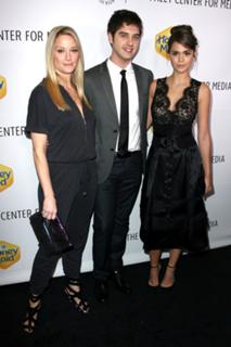 Teri Polo feet photo thumbnail