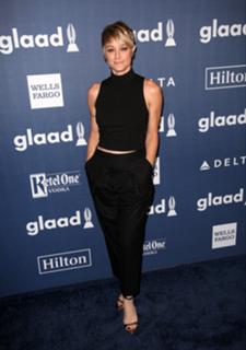 Teri Polo feet photo thumbnail