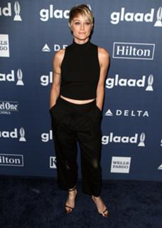 Teri Polo feet photo thumbnail
