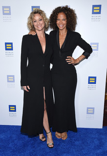 Teri Polo feet photo thumbnail