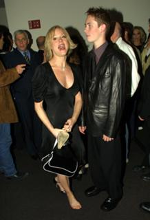 Teri Polo feet photo thumbnail
