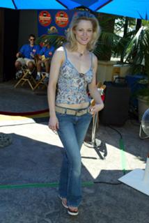 Teri Polo feet photo thumbnail
