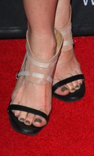 Teri Polo feet photo thumbnail