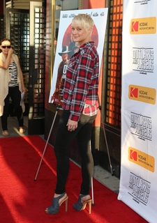 Teri Polo feet photo thumbnail