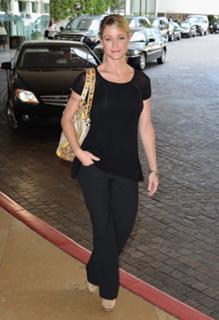 Teri Polo feet photo thumbnail