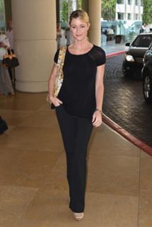Teri Polo feet photo thumbnail