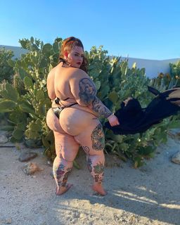 Tess Holliday feet photo 5