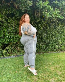 Tess Holliday feet photo 17