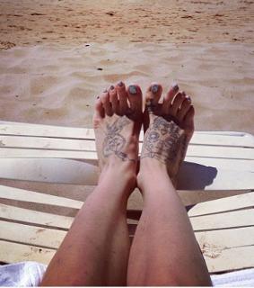 Tess Taylor feet photo 10