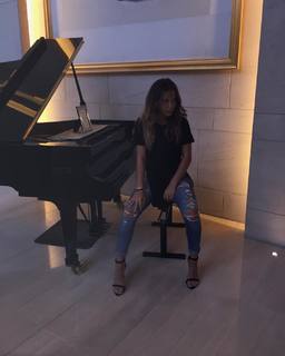 Tessa Brooks feet photo thumbnail