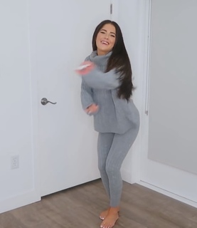 Tessa Brooks feet photo thumbnail