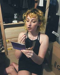 Tessa Violet feet photo 1