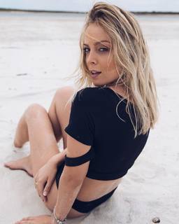 Thayse Estaniecki feet photo 5
