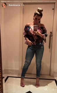 Thaís Bianca feet photo thumbnail