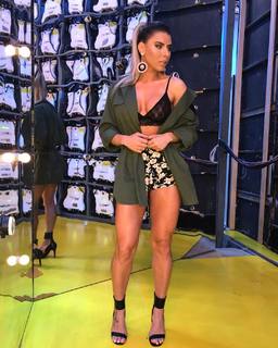 Thaís Bianca feet photo thumbnail