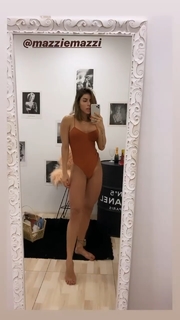 Thaís Bianca feet photo thumbnail