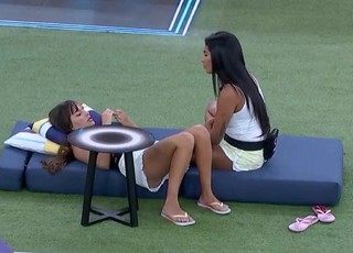 Thaís Braz feet photo 4