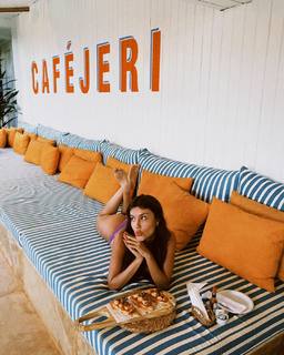 Thaís Braz feet photo 14
