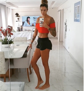 Thaísa Menezes feet photo 10