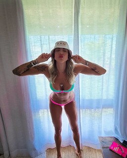 Thaísa Menezes feet photo 3