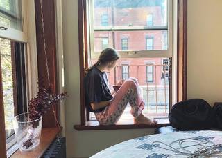 Thomasin McKenzie feet photo thumbnail